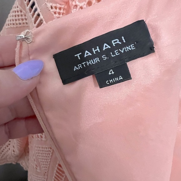 #25 TAHARI • CORAL EYELET • SCALLOPED EDGES DRESS - Picture 3 of 4